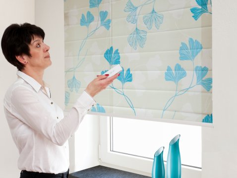 Electrical roller blind Trend-Line with pleated and printed film 