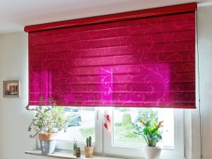 dekoratives Folien-Rollo mit Bedruckung fuer effektiven Sonnenschutz