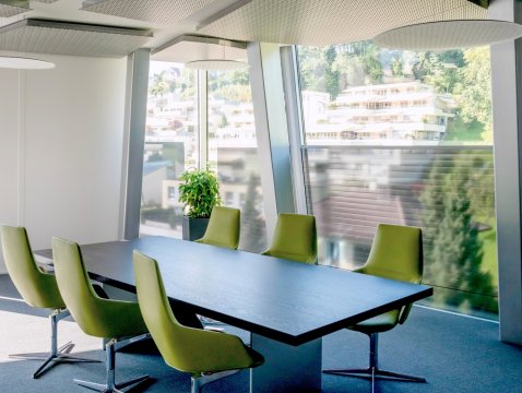 elektrisches Gegezug-Rollo in die Fassade integriert