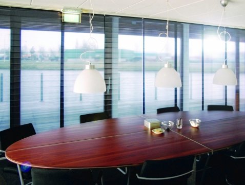 Flächenvorhang mit Plissee-Folie stilvolle Beschattung im Besprechungsraum