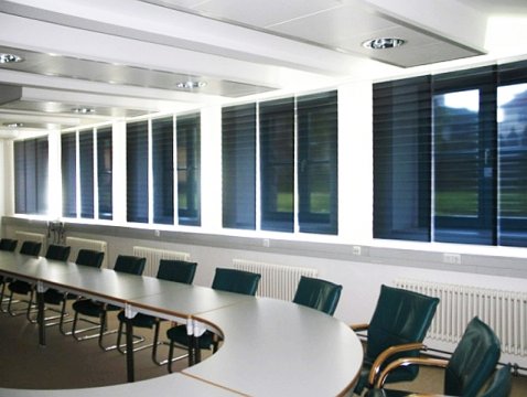 Flächenvorhang mit Blendschutz-Folie für  Beschauttung von Konferenz-Räumen