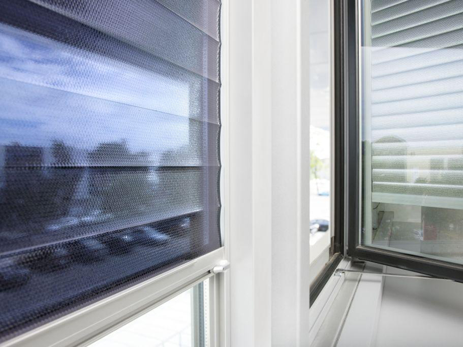 Rollos aus durchsichtiger und reflektierender Folie schützen gegen Hitze und Blendung, für Fenster in Büros oder für privat 